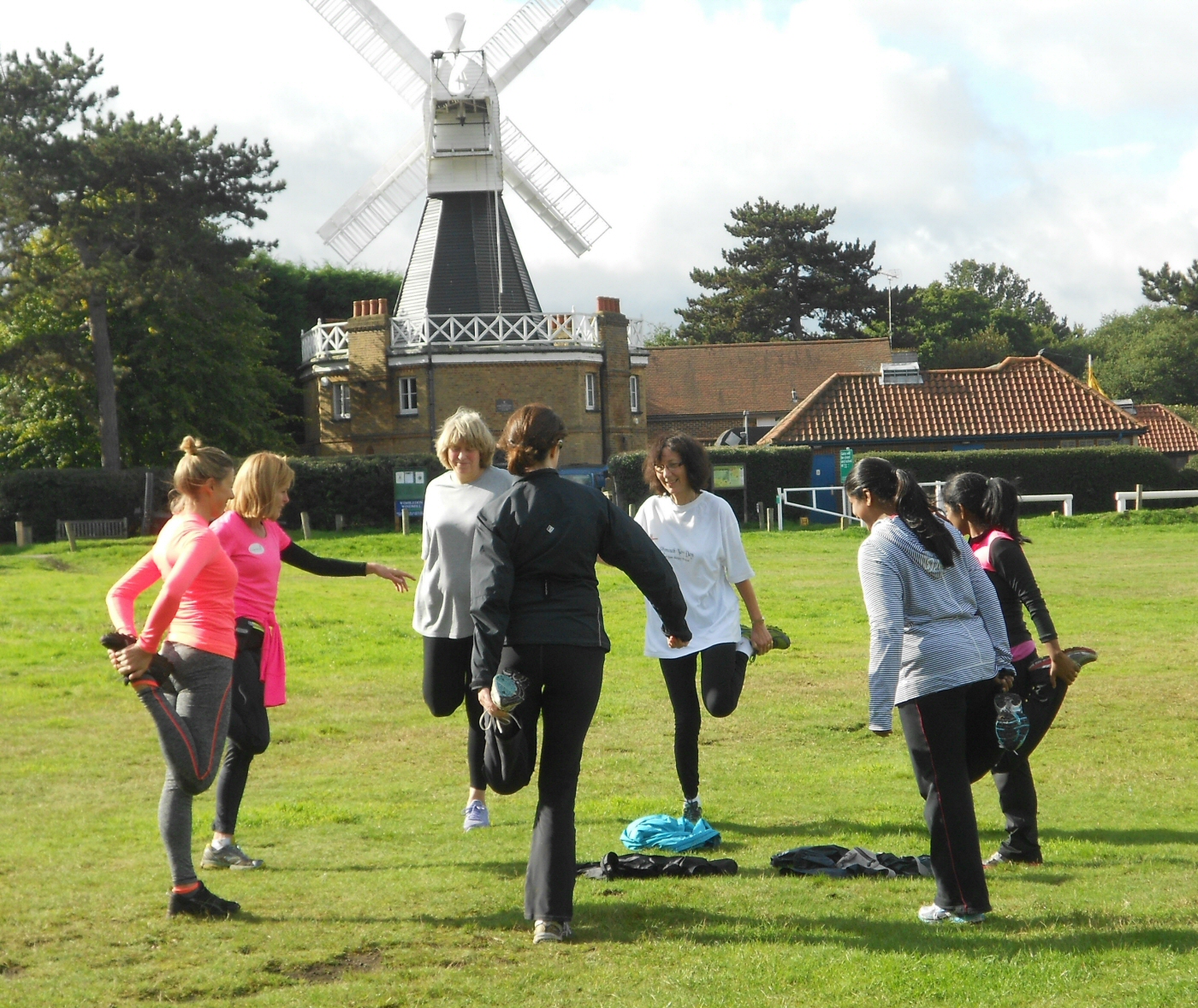 4-beginner-runners-stretching-outside-the-windmill-cafe